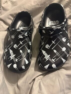 Star Wars Black & White Graphic Clogs. Women’s 8/Mens 6